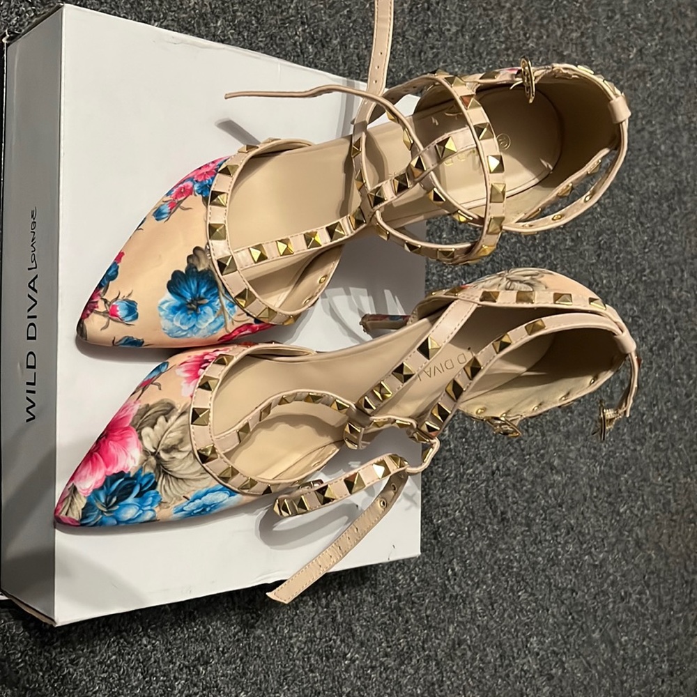 Gently used - Wild Diva Floral pointed Toe Heels